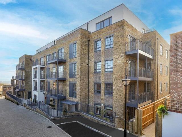 Flat for sale in High Barnet, Greater London