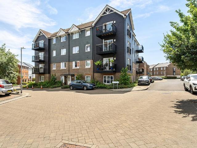 Flat for sale in The Butts, Kent