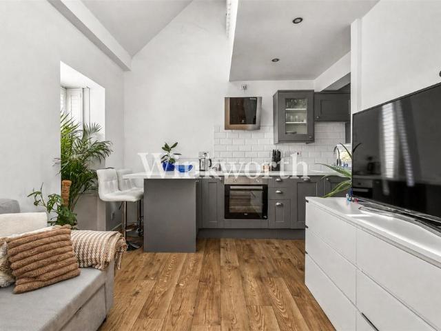 Flat for sale in Palmers Green, Greater London