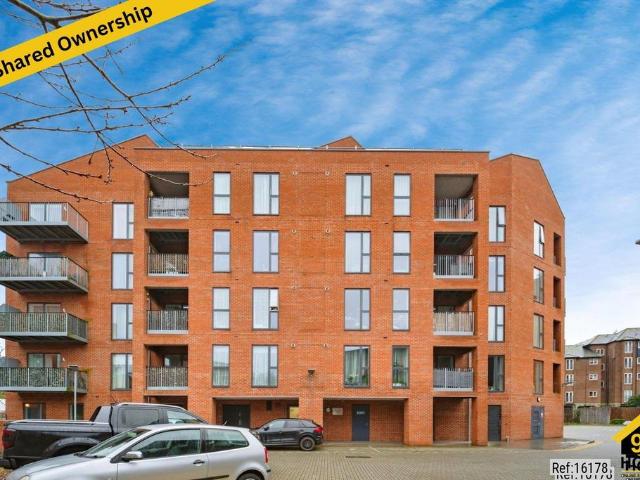 Flat for sale in Yiewsley, Greater London
