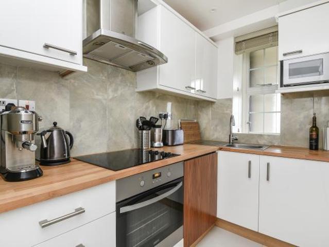 Flat for sale in Golders Green, Greater London