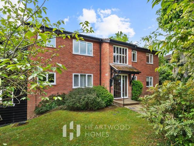 Flat for sale in St Albans, Five Acres