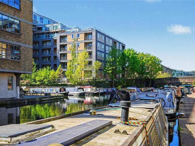 Flat for sale in Hoxton, Greater London