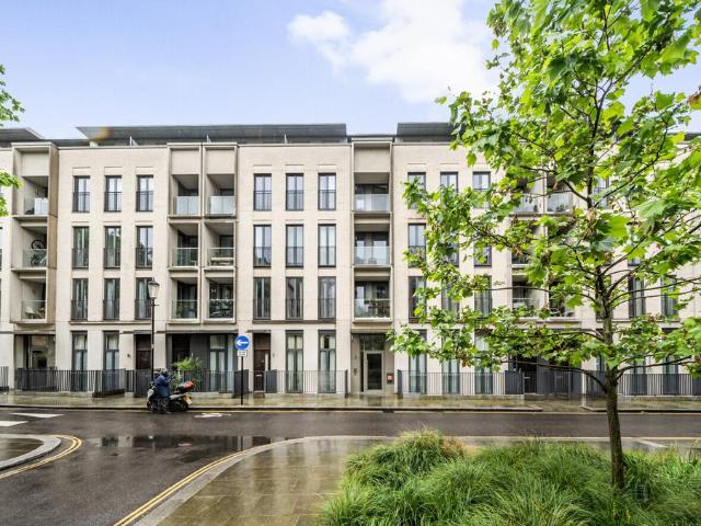 Flat for sale in North Kensington, Greater London