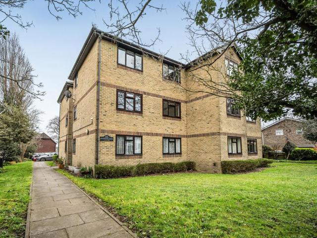 Flat for sale in Lessness Heath, Greater London