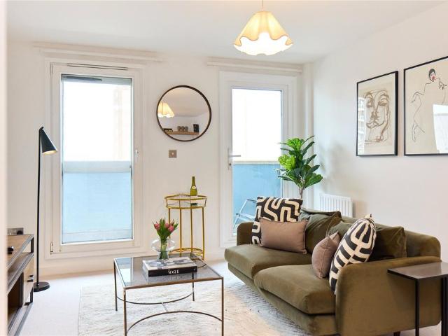 Flat for sale in South Hackney, Greater London