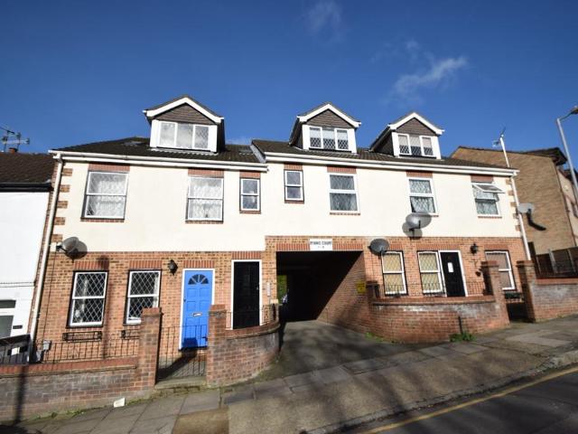 Flat for sale in Spring Park, Luton
