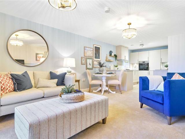 Flat for sale in Chipping Hill, Essex