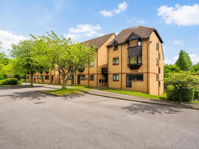 Flat for sale in St Albans, Five Acres