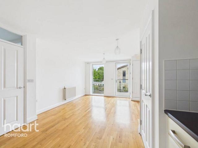 Flat for sale in Gidea Park, Greater London