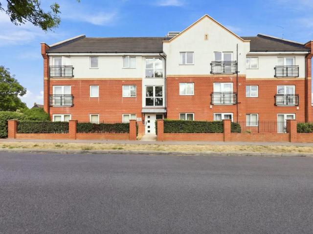 Flat for sale in Laindon, Essex