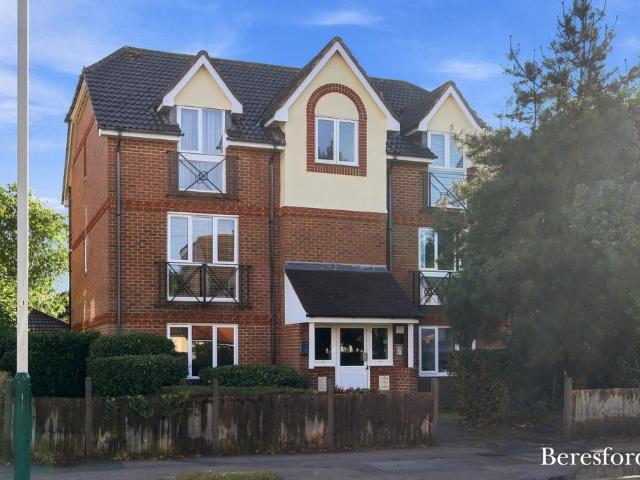 Flat for sale in Upminster Bridge, Greater London