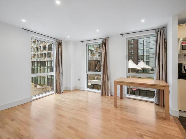 Flat for sale in Isle Of Dogs, Greater London