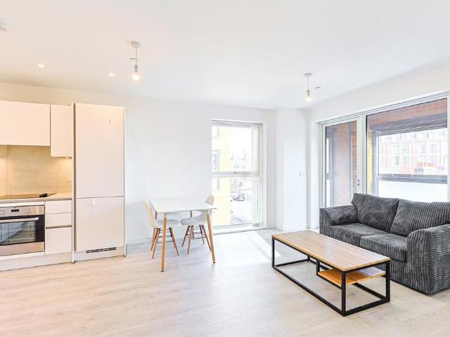 Flat for sale in London Borough of Ealing, Greater London