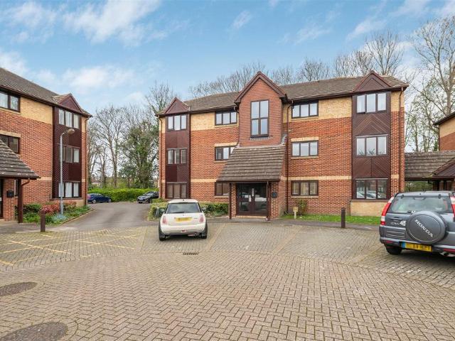 Flat for sale in Hackbridge, Greater London