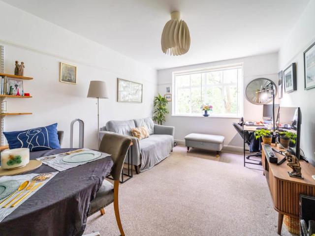 Flat for sale in Crouch End, Greater London
