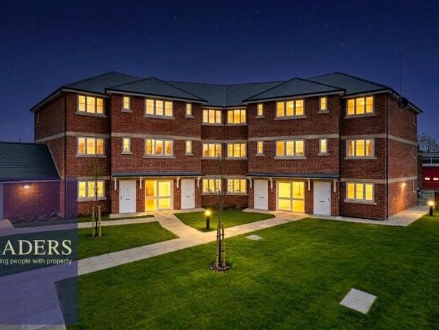 Flat for sale in Chipping Hill, Essex