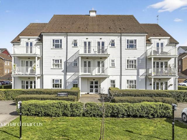 Flat for sale in Worcester Park, Greater London