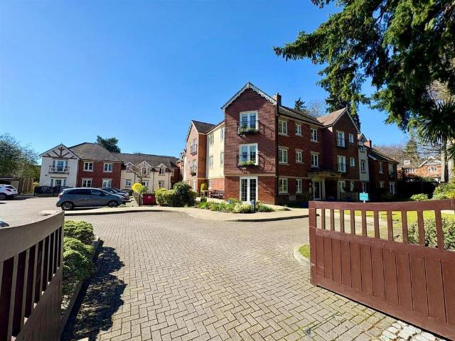 Flat for sale in Fleet, Hart