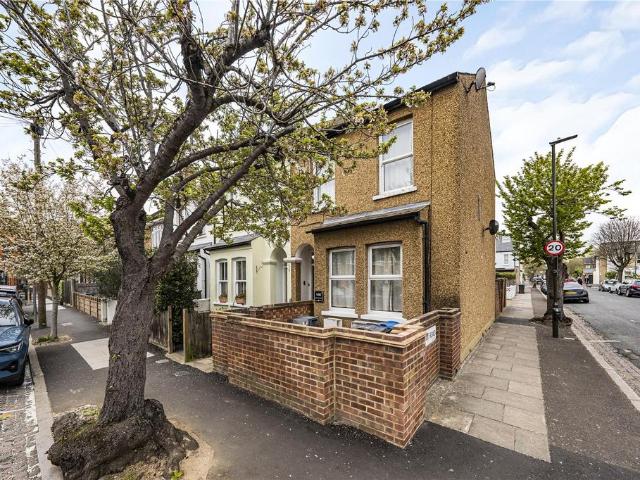 Flat for sale in London Borough of Merton, South Wimbledon