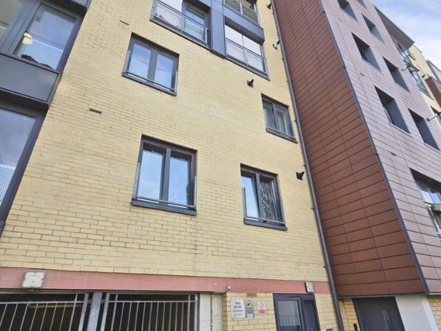 Flat for sale in Gants Hill, Greater London