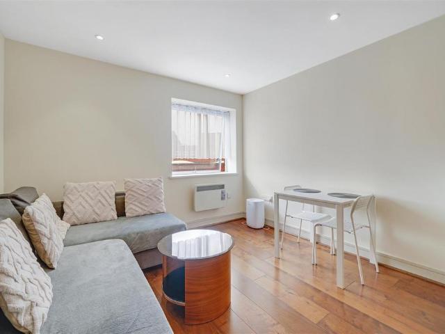 Flat for sale in Weybridge, Elmbridge