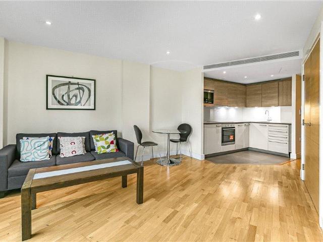 Flat for sale in Vauxhall, Greater London