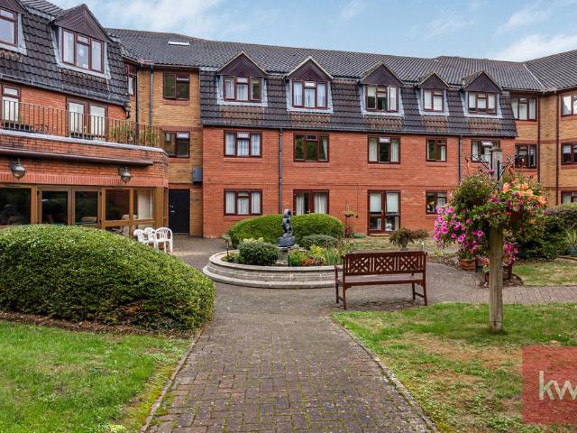 Flat for sale in Bray Wick, Maidenhead