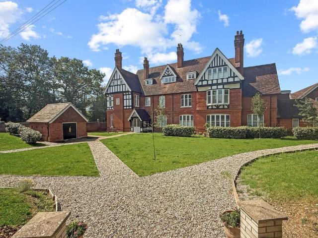 Flat for sale in Chipping Hill, Essex