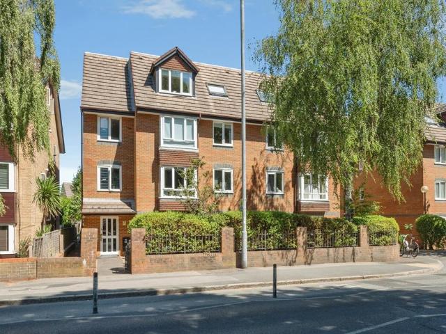Flat for sale in New Malden, Greater London