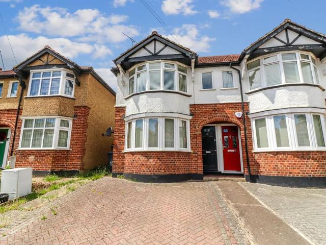 Flat for sale in North Watford, Hertfordshire