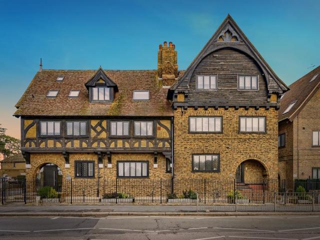 Flat for sale in Bushey