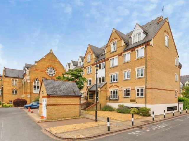 Flat for sale in North Watford, Watford