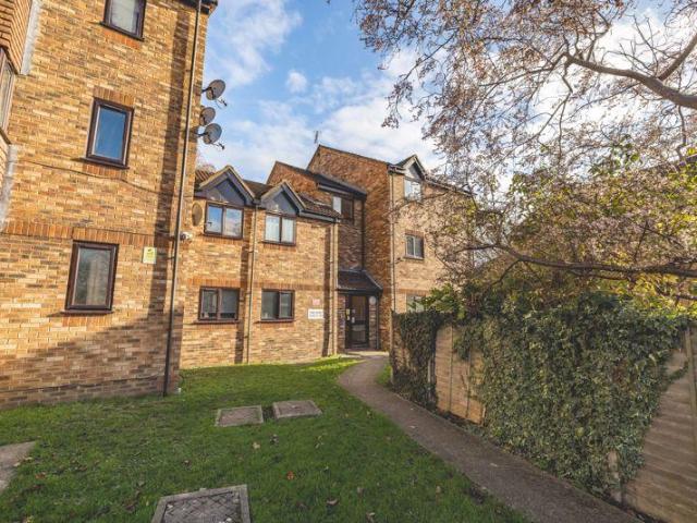 Flat for sale in Slough