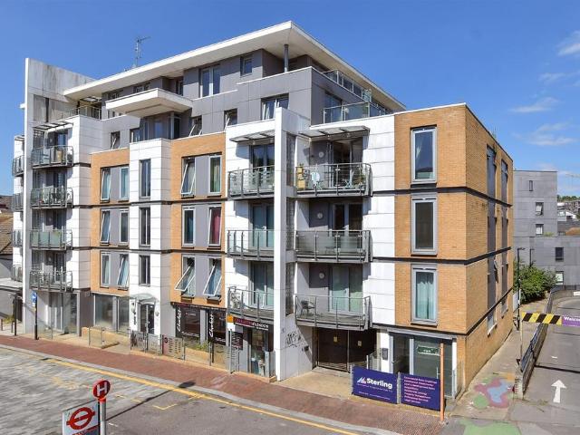 Flat for sale in Purley, Purley