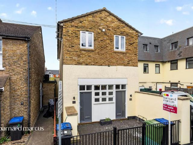 Flat for sale in New Malden, Greater London