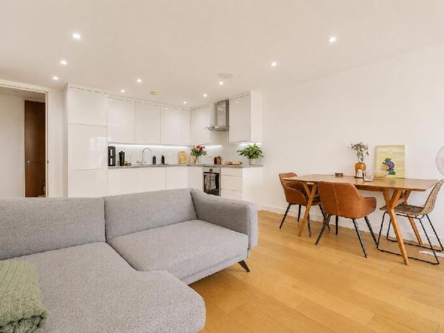Flat for sale in Stepney, Greater London