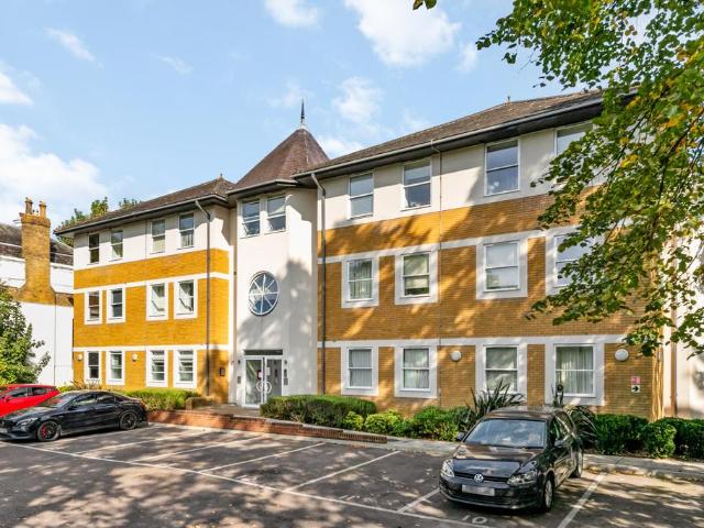 Flat for sale in London Borough of Merton, Mitcham