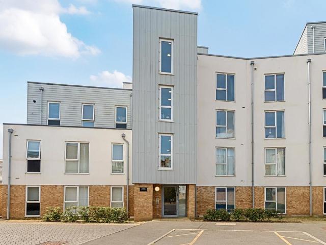 Flat for sale in Row Town, Surrey