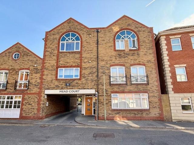 Flat for sale in Row Town, Surrey