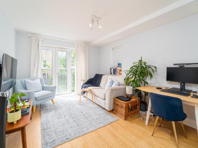 Flat for sale in Islington, Greater London