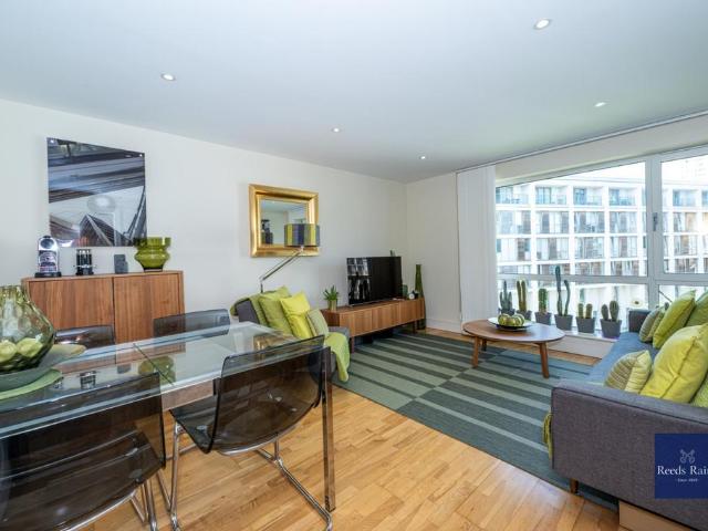 Flat for sale in Oval, Greater London
