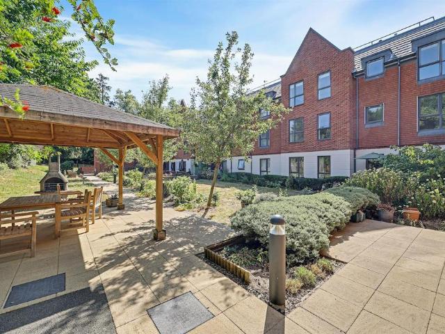 Flat for sale in Buckler's Park, Crowthorne