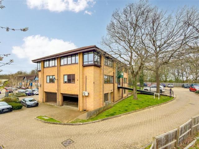 Flat for sale in St Albans, Five Acres