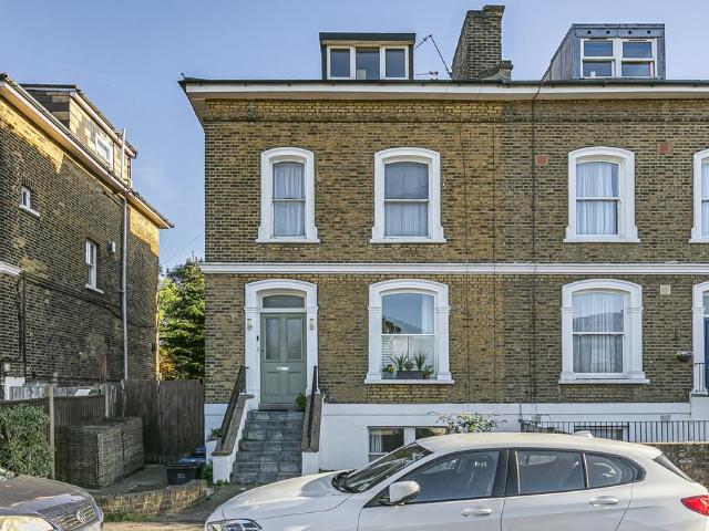 Flat for sale in Strawberry Hill, Greater London