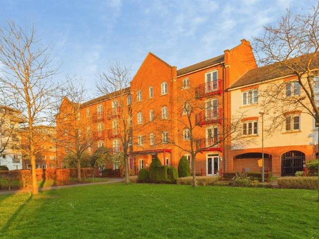 Flat for sale in Walton, Aylesbury