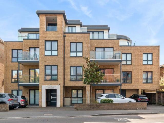 Flat for sale in London Borough of Merton, Raynes Park
