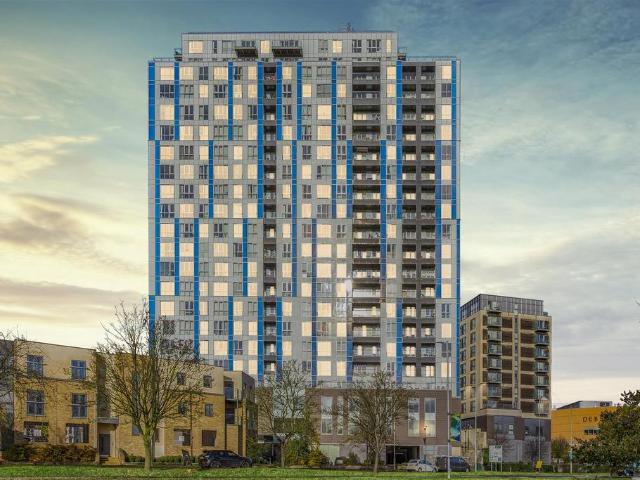 Flat for sale in Moorend, Pouchen End
