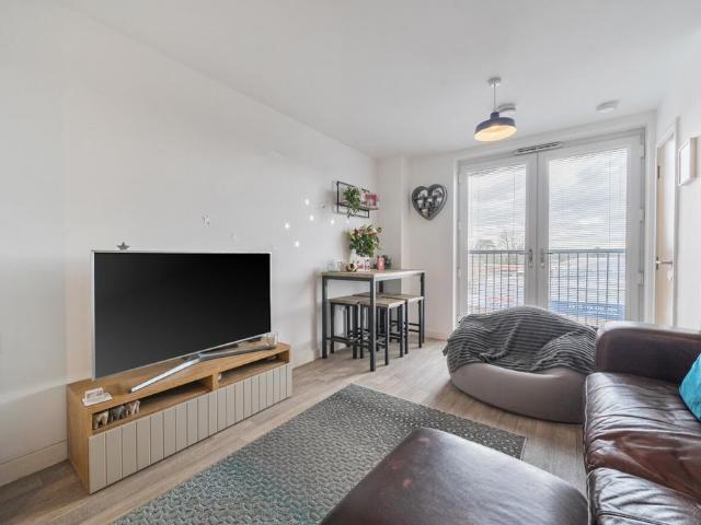 Flat for sale in Heol-las, Surrey