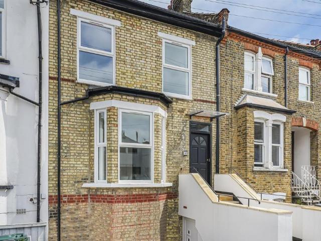 Flat for sale in West Finchley, Greater London